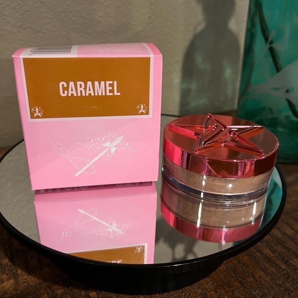 Jeffree Star Setting Powder, in shade caramel. NEW in box!